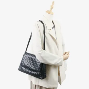 Sac bandoulière noir en cuir tressé avec rabat, design élégant de sac sous les aisselles.