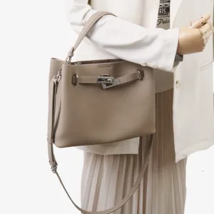 Sac à main bandoulière cabas en cuir véritable, vue détaillée pour femme élégante.