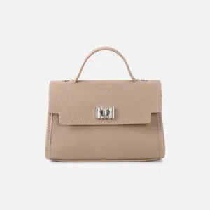 Vue détaillée du sac à main de luxe en cuir véritable, design élégant couleur taupe