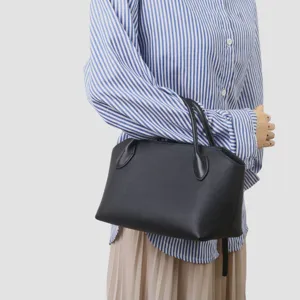 Sac à main noir classique en cuir de vachette pour femme, élégant cabas rétro minimaliste.