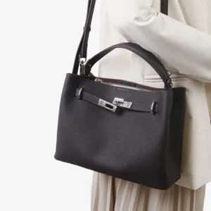 Sac à bandoulière en cuir véritable marron foncé avec poignée. Élégant pour femmes urbaines.