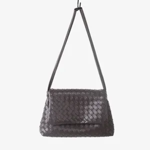 Sac à épaule en cuir tressé marron foncé, sac bandoulière chic à rabat pour femme, élégant.
