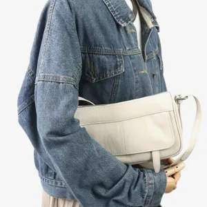 Sac à épaule minimaliste en cuir pour femme, design à rabat vintage, sac besace chic.