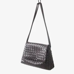 Sac à bandoulière tissé en cuir marron, sac aisselle élégant et décontracté à rabat