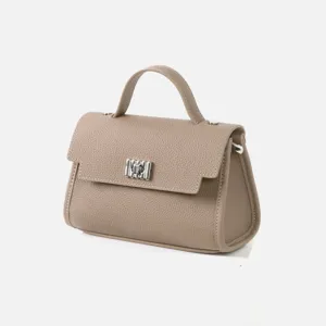 Sac à main élégant en cuir taupe avec fermoir métallique argenté et poignée de transport.