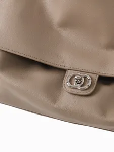 Sac à bandoulière en cuir souple cabas sac à main avec élégant verrouillage métallique.