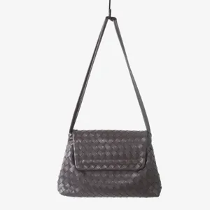 Sac à épaule en cuir tressé marron foncé, élégant sac sous les aisselles, vue détaillée.