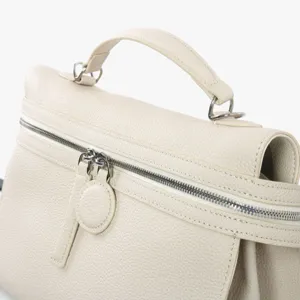 Vue rapprochée du sac à main en cuir de qualité, mettant en valeur la texture et la fermeture.