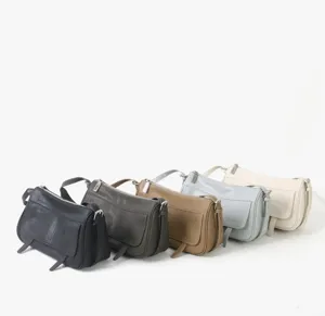 Sac à épaule rétro en cuir vue de détail avec des options de couleurs variées pour femme.