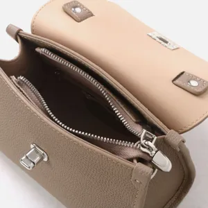 Sac à bandoulière élégant en cuir de vachette avec fermeture à tourniquet sécurisée.