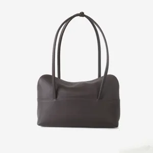 Vue détaillée du sac porté épaule marron foncé en cuir avec double fine lanière souple.