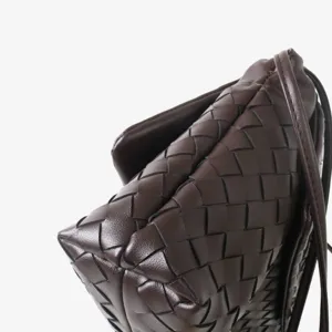 Détail du sac à main marron en cuir tressé, design classique élégant pour femmes.
