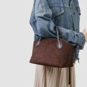 Sac cabas en daim marron avec anses, sac a main vintage pour femme, design minimaliste et elegant.