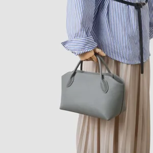 Détail de sac à main gris en cuir de qualité supérieure au design minimaliste élégant.
