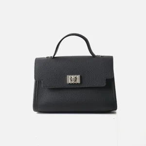 Vue détaillée du sac à main en cuir noir avec poignée supérieure et serrure métallique.