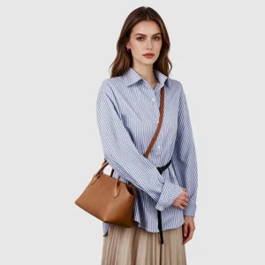 Sac à main en cuir marron en détail, élégant sac bandoulière pour femme au style chic.