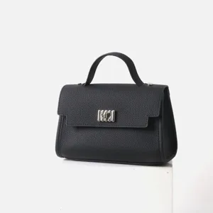 Sac a main classique en cuir noir avec poignee et fermoir metallique elegant pour les femmes.