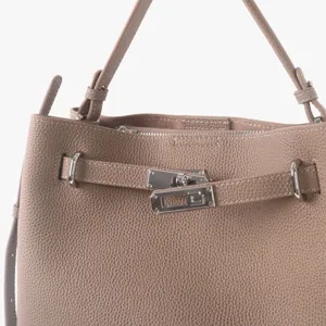 Sac a main en cuir detail serrure metal, sangle de cabas en cuir de vachette premium.