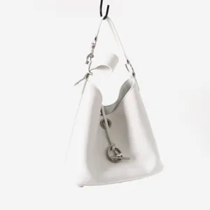 Détail sac seau en cuir blanc, cuir de vachette naturel avec anneau métallique et fermeture.