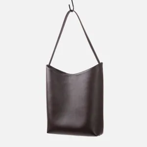 Dettaglio della borsa a spalla in pelle marrone scuro, vista sospesa minimalista.