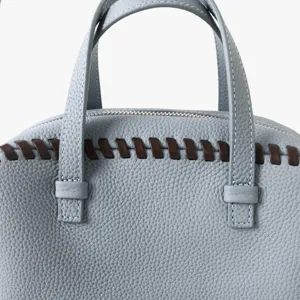 Sac boston en cuir bleu avec détails contrastés tissés marron, élégant sac à main pour femme.