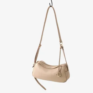 Vue détaillée du sac porté épaule souple en cuir avec bandoulière réglable et anneau en métal.