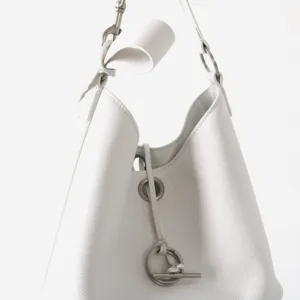 Sac seau en cuir blanc avec anneau en métal et fermeture à bascule, élégant sac pour femmes.