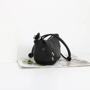Sac bandoulière en cuir noir sac croissant minimaliste pour femme style de mode quotidien.