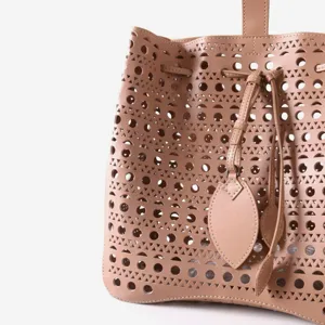 Sac seau en cuir élégant avec motif géométrique ajouré et cordon de serrage pratique.