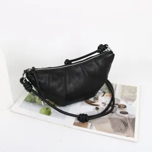Sac bandoulière croissant en cuir noir pour femme sac à épaule minimaliste et élégant