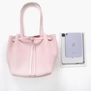 Vue détaillée du cabas cordon en cuir véritable rose, design nœud minimaliste pour travail.