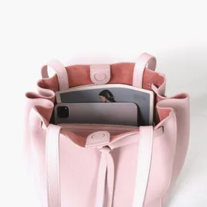 Vue détaillée de l'intérieur du sac cabas en cuir rose avec grande capacité de rangement.