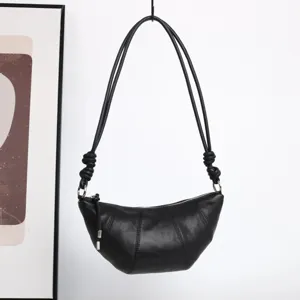 Sac bandoulière croissant en cuir noir souple, petit sac porté épaule minimaliste.