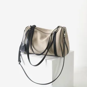 Sac boston en toile minimaliste avec lanières en cuir noir, sac bandoulière décontracté.
