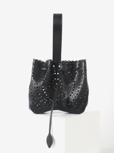 Sac seau noir en cuir avec motif ajouré au laser et cordon de serrage élégant.
