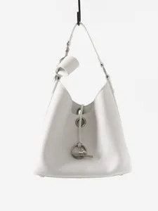Sac seau hobo en cuir blanc avec quincaillerie anneau chaîne d'ancre argentée sac bandoulière