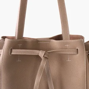 Sac cabas seau en cuir véritable avec coutures contrastées et fermeture à cordon.