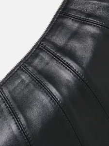 Detalle del bolso hobo croissant de cuero negro con costuras finas y excelente acabado.