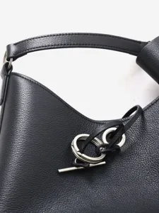 Sac seau noir en cuir véritable avec anneau métallique et fermeture en T, sac bandoulière élégant.