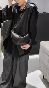 Sac bandoulière croissant en cuir d'agneau tannage végétal minimaliste pour femmes noir.