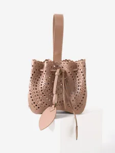 Élégant sac seau en cuir beige avec détails ajourés découpés au laser et poignée.