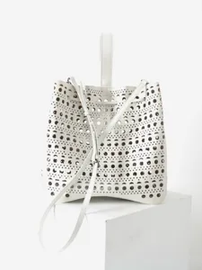 Grand sac seau blanc en cuir ajouré, élégant cabas sac à main bandoulière pour femme.