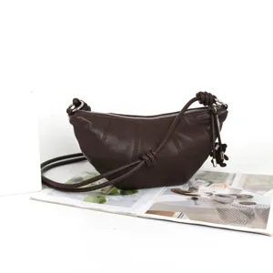 Sac bandoulière croissant en cuir marron foncé élégant sac à épaule minimaliste pour femme