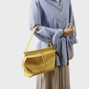 Sac bandoulière jaune détail, grand format casual pour navette, design chic mode quotidienne.