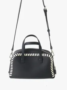 Sac Boston en cuir véritable noir avec coutures contrastées blanches, anses et bandoulière.