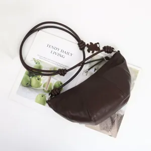 Sac bandoulière croissant en cuir de mouton marron foncé, élégant sac fourre-tout minimaliste.