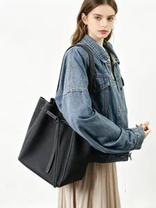 Sac cabas seau en cuir classique avec detail de noeud elegant et grande capacite quotidienne.