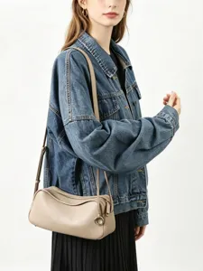 Sac bandoulière Boston en cuir beige classique, sac souple et élégant pour le quotidien.