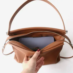 Vue détaillée de la capacité intérieure du sac porté épaule en cuir marron, style fourre-tout.