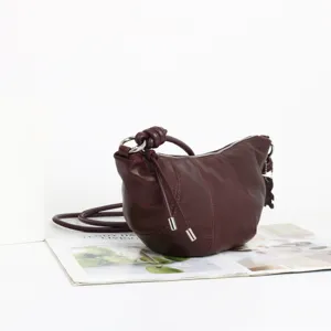 Sac porté épaule croissant en cuir de mouton tanné végétal, sac besace minimaliste.